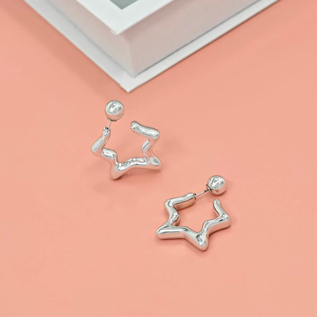 Fashionable C-shaped earrings with unique design, high-end and niche earrings for women