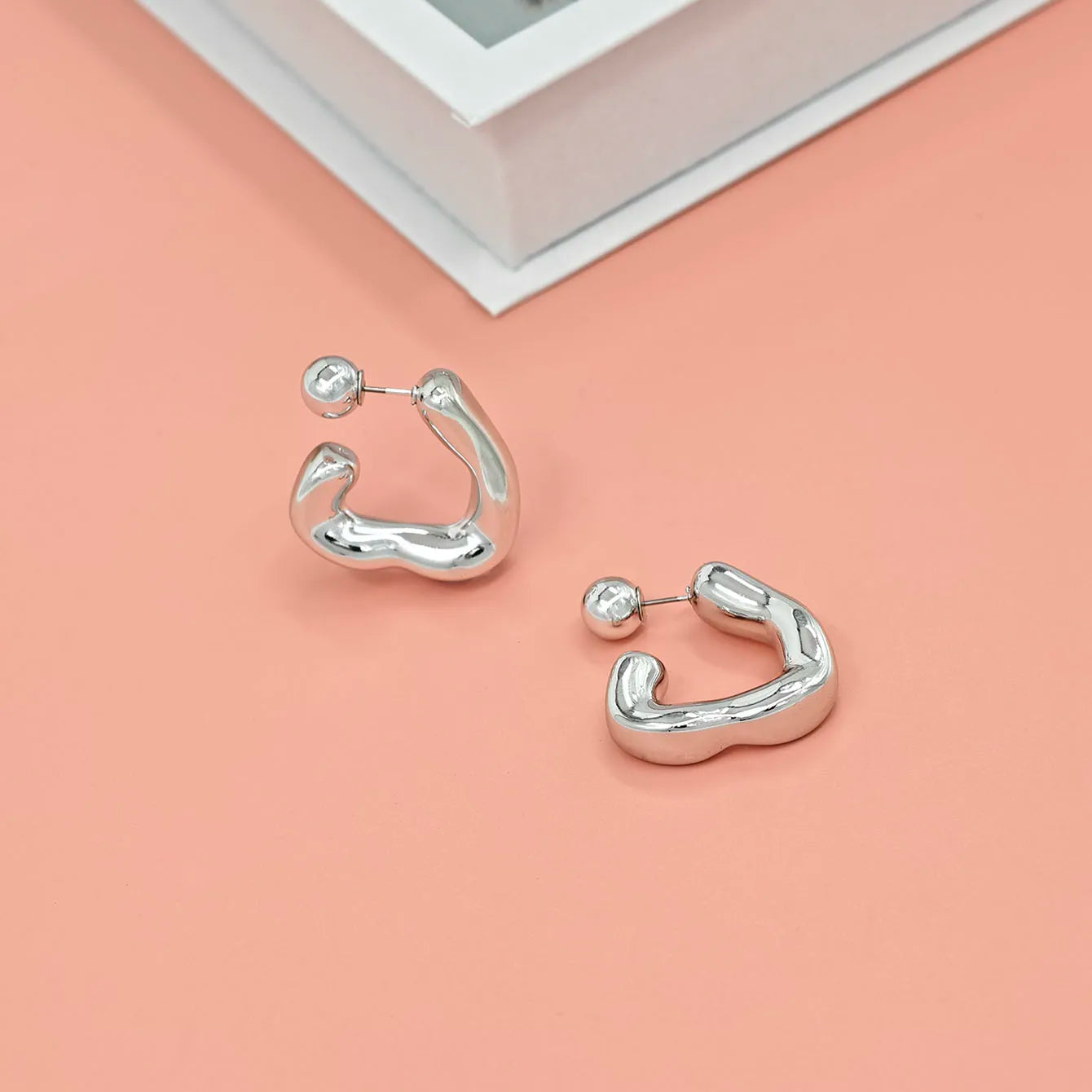 Fashionable C-shaped earrings with unique design, high-end and niche earrings for women