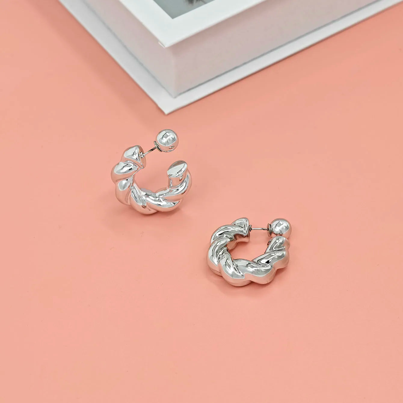 Fashionable C-shaped earrings with unique design, high-end and niche earrings for women