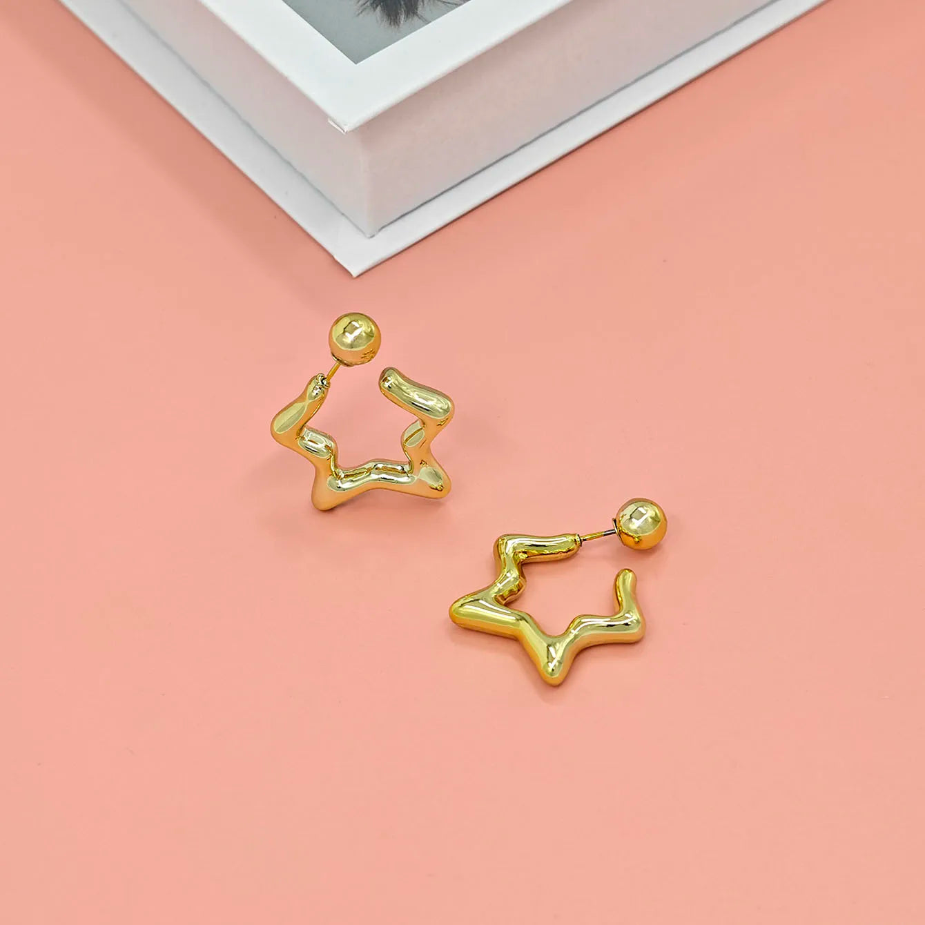 Fashionable C-shaped earrings with unique design, high-end and niche earrings for women