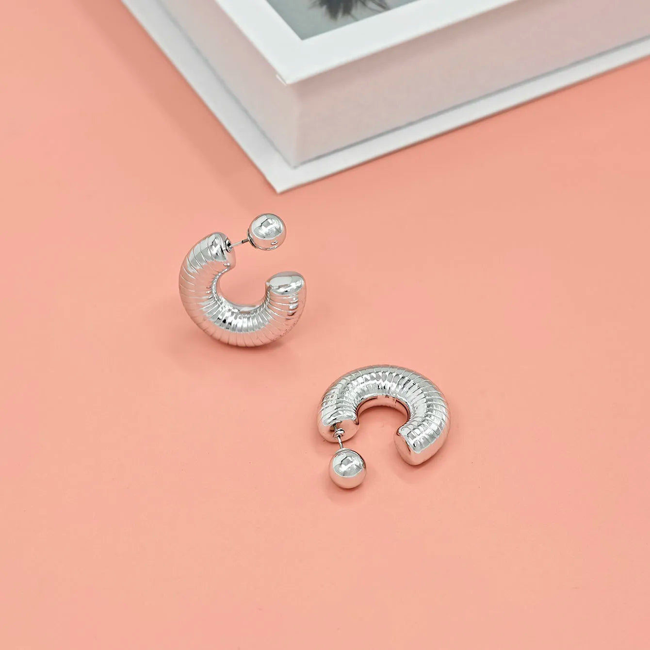 Fashionable C-shaped earrings with unique design, high-end and niche earrings for women